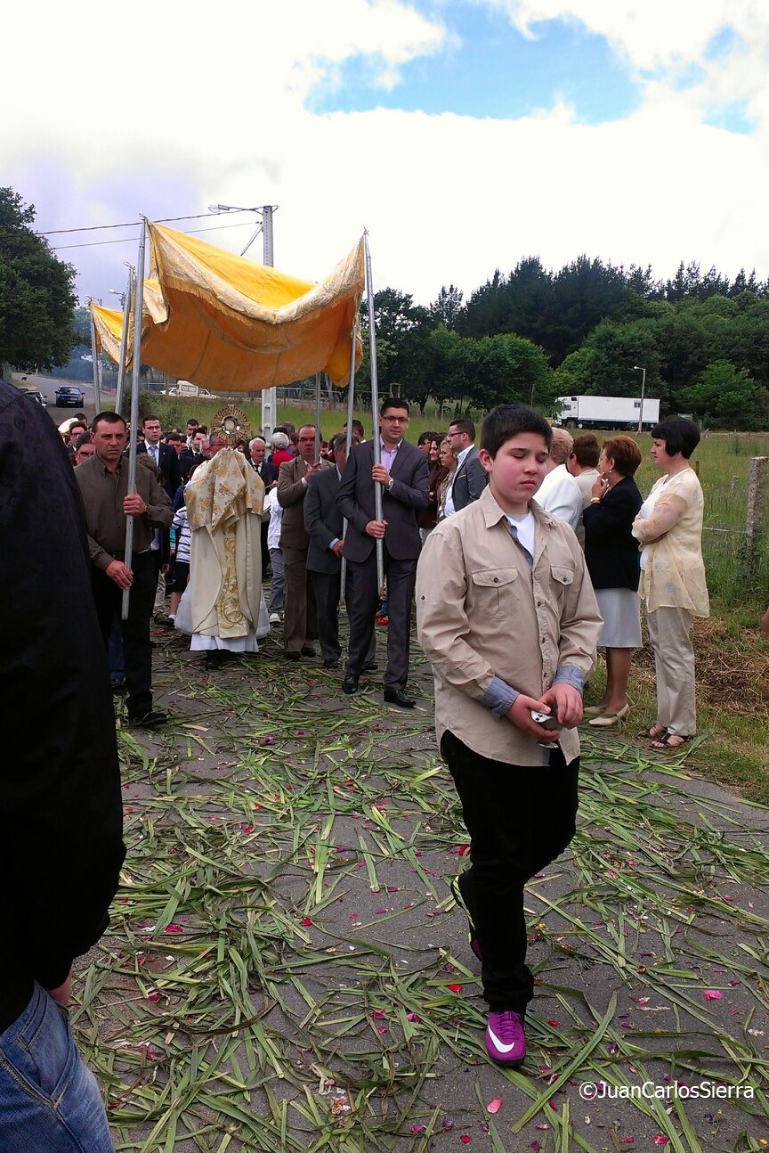 412662_319618611453348_1003482124_o